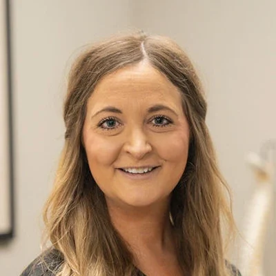 A headshot photo of Liz Flores